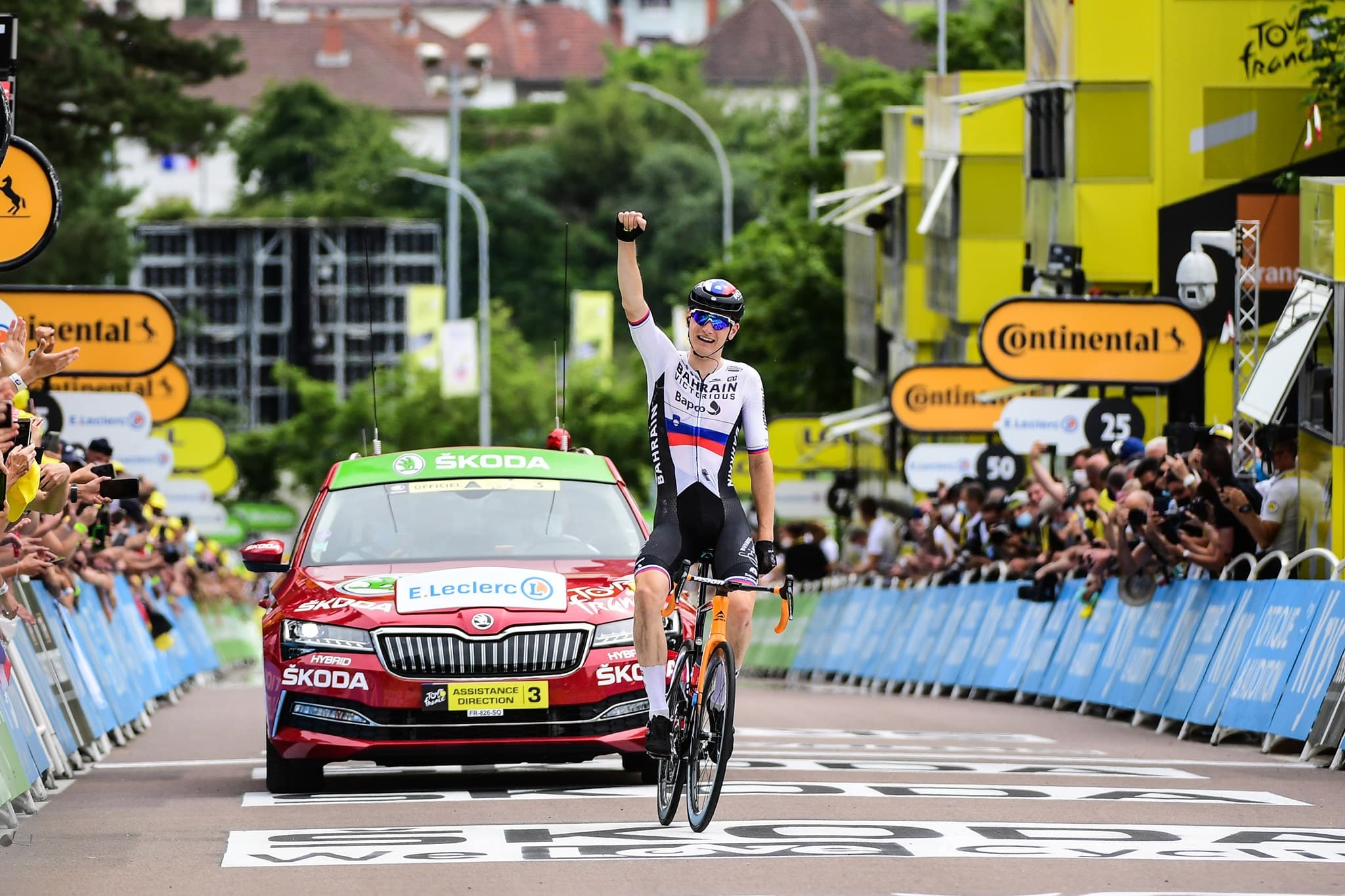 Mohorič alza los brazos, Roglič se hunde y Carapaz prueba en el Tour
